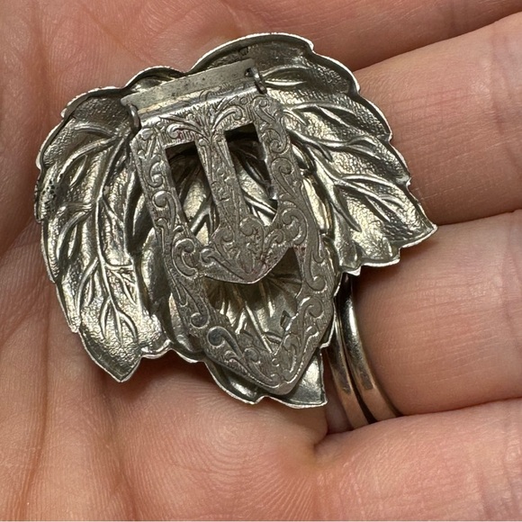 Vintage grape leaves silver tone dress clip - Picture 5 of 5